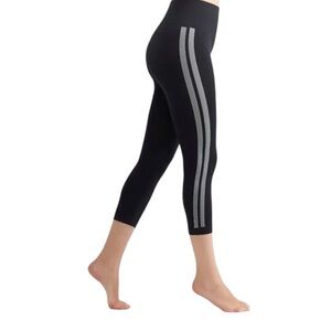 NWT Yummie Morgan Seamless Shaping Capri Leggings Black Stripe Size M/L